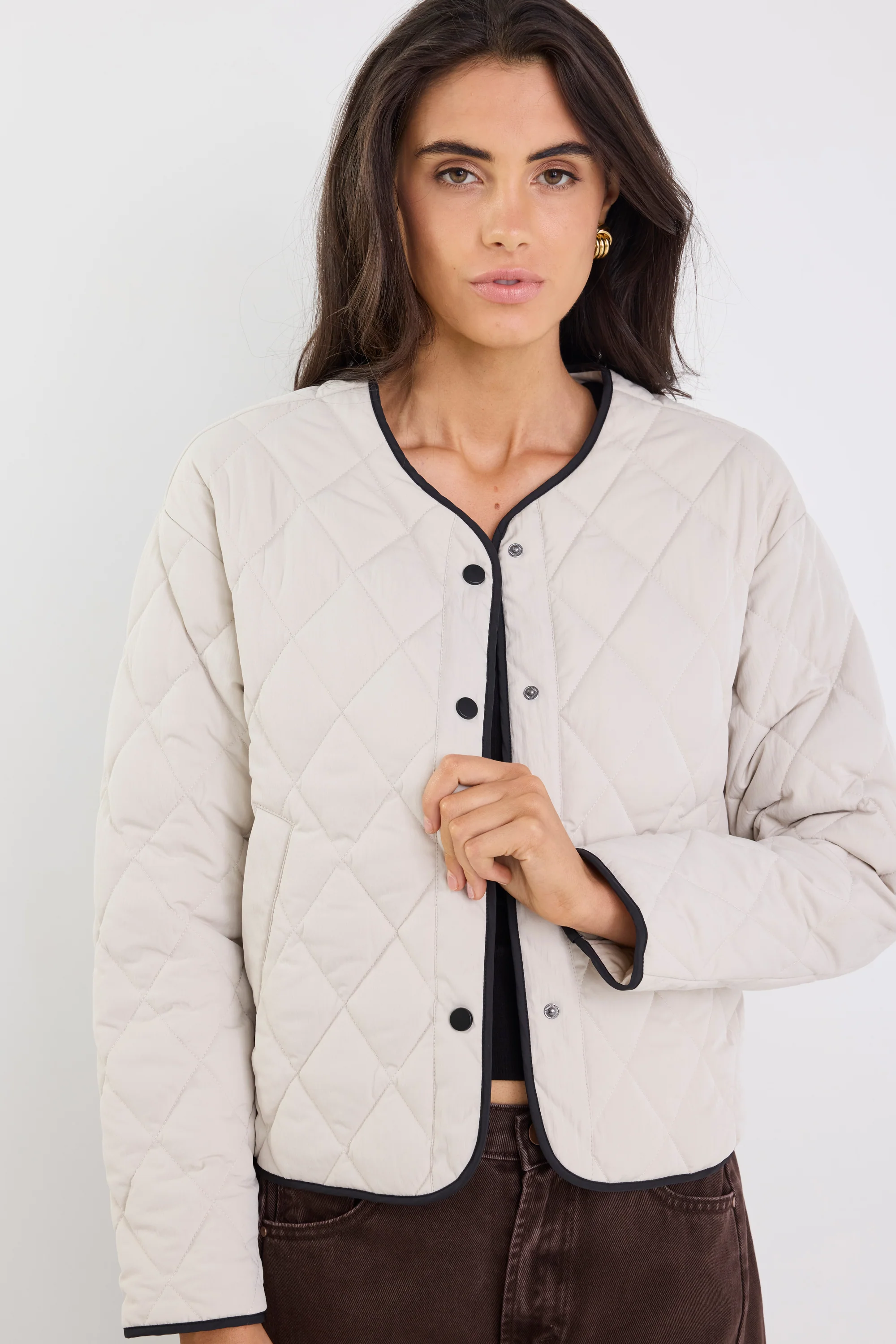 Apex Bone Collarless Quilted Contrast Piping Puffer Jacket - Image 5