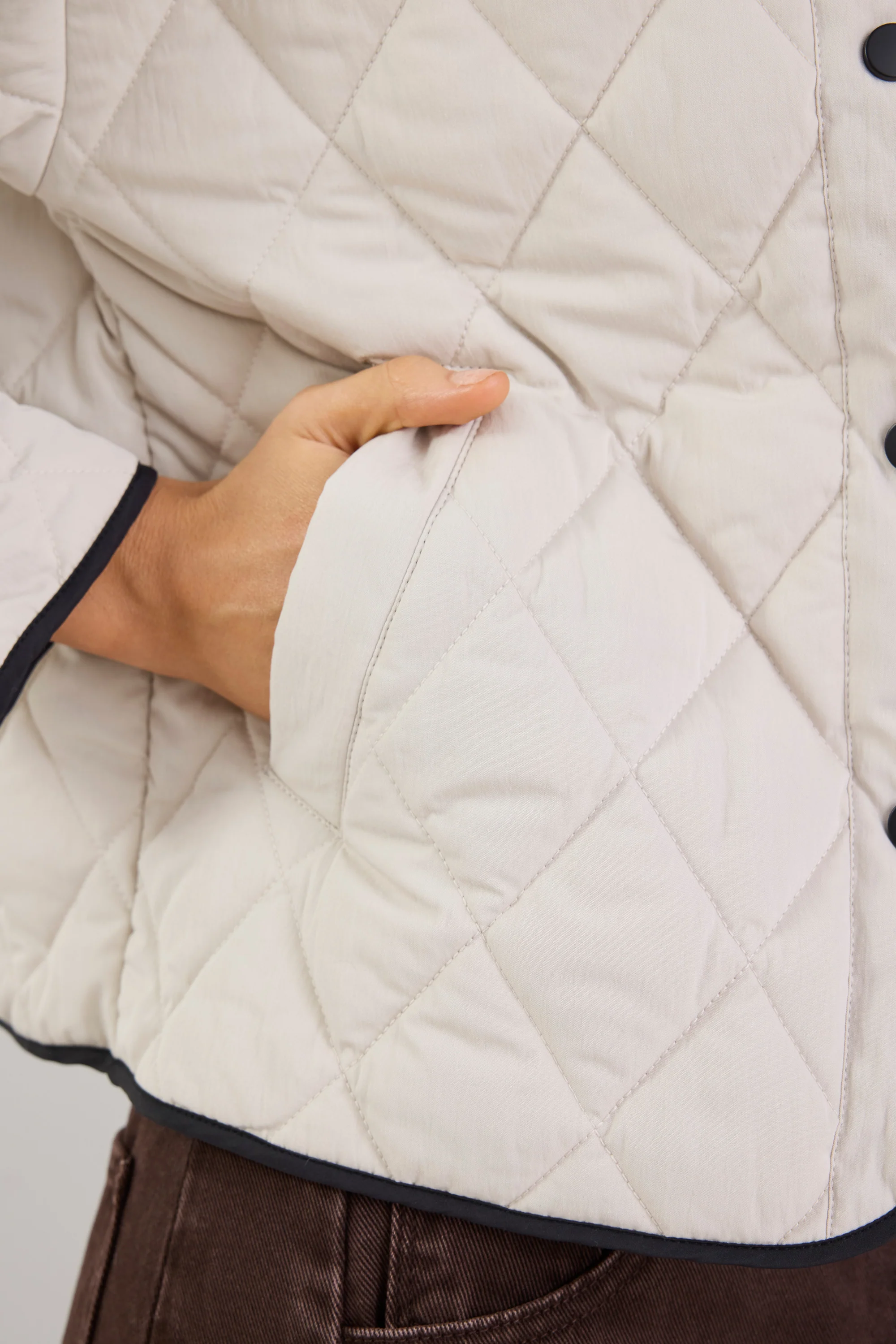 Apex Bone Collarless Quilted Contrast Piping Puffer Jacket - Image 8