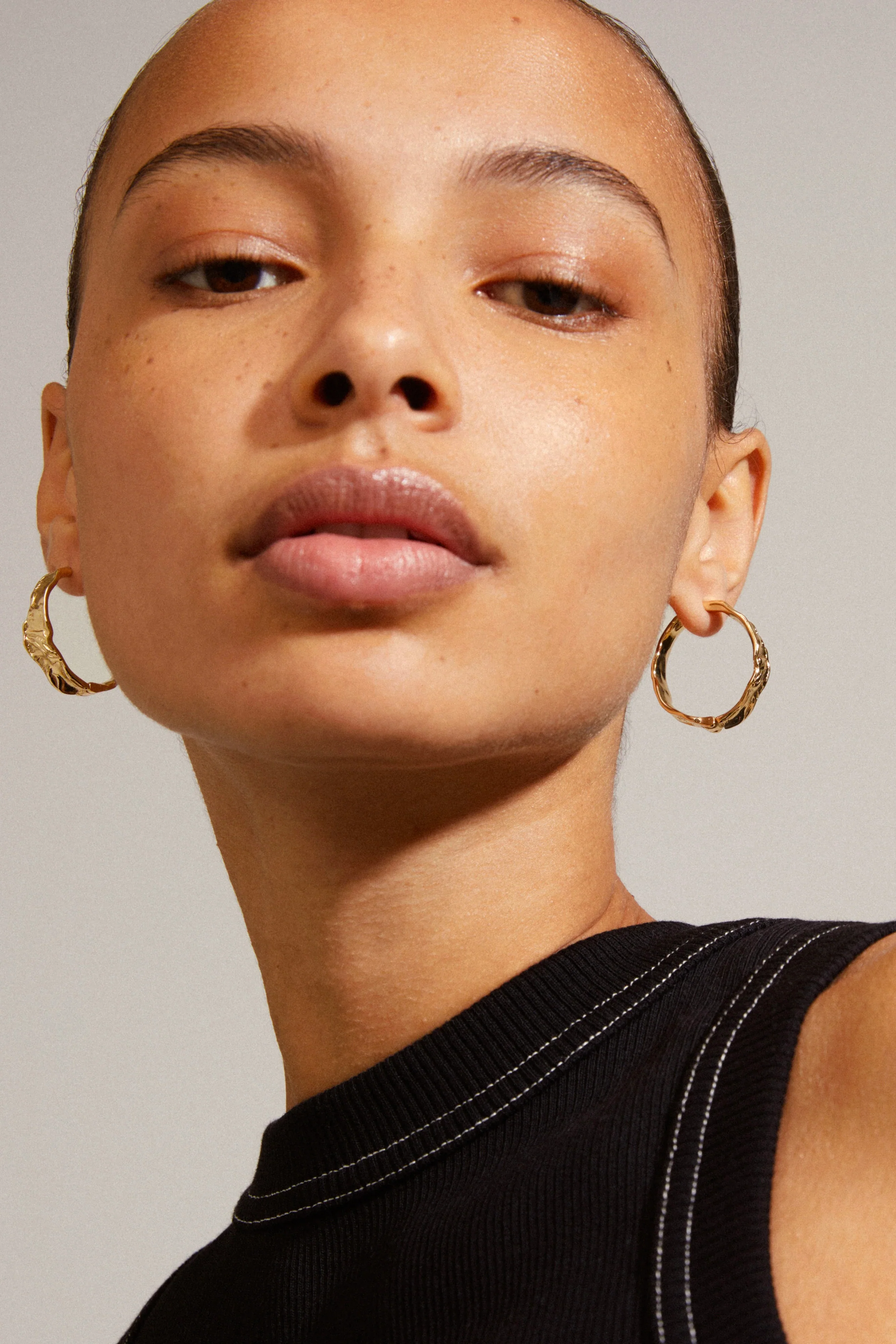 Julietta Beaten EOL Gold Recycled Hoop Earrings - Image 3
