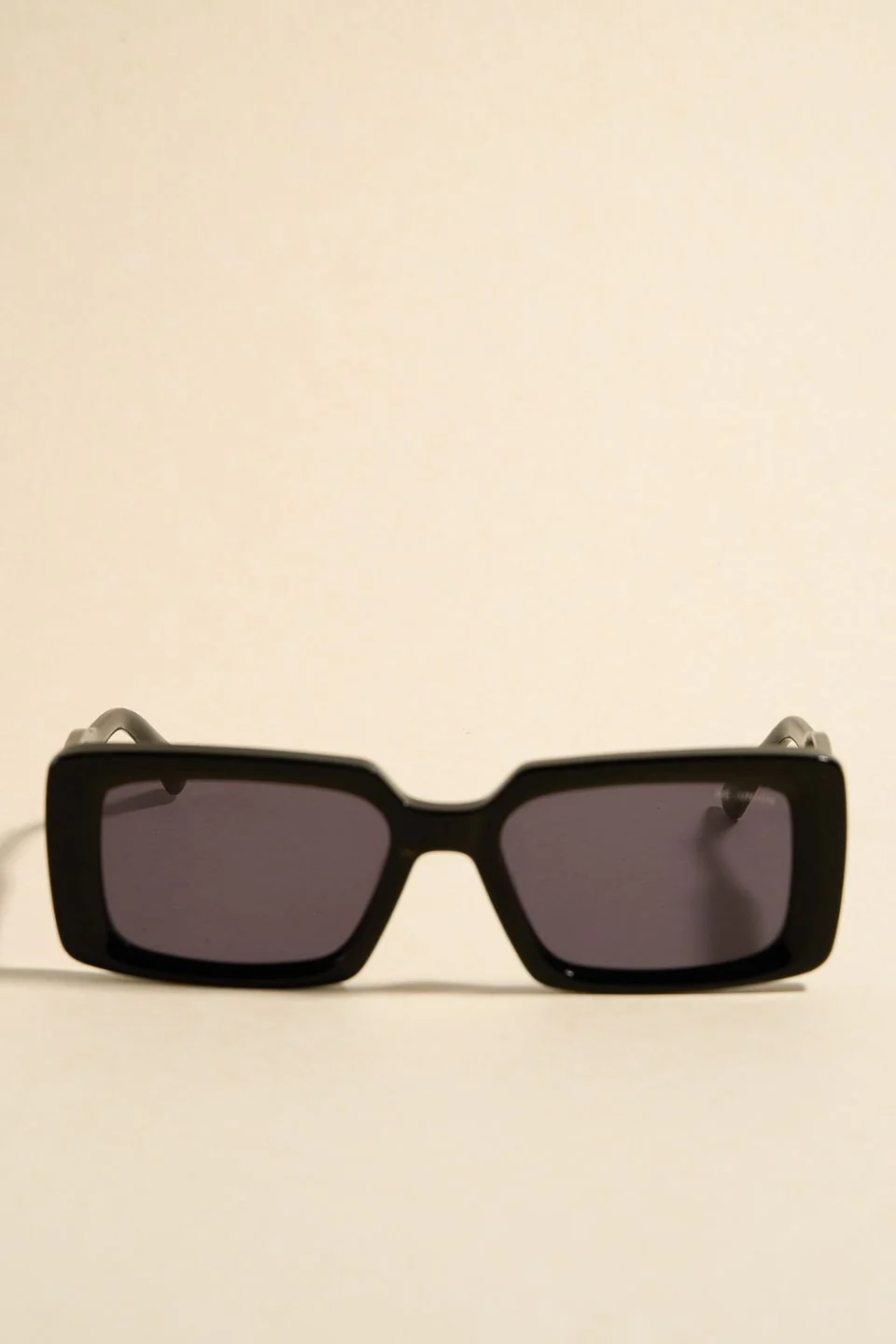 Manhattan Black Square Sunglasses - Image 3
